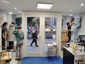 Acción de escaparatismo sostenible en el comercio Ideas y Colores de Burgos