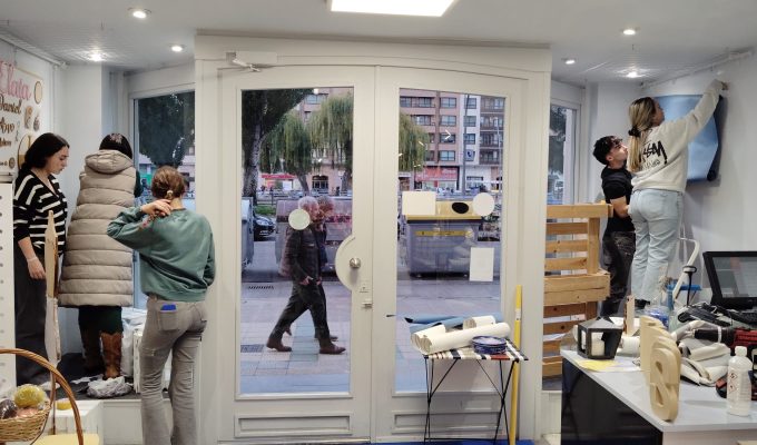 Acción de escaparatismo sostenible en el comercio Ideas y Colores de Burgos